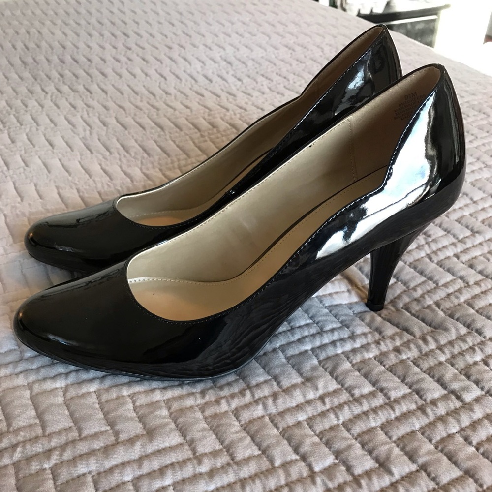 NWOB Bandolino Black patent leather pumps